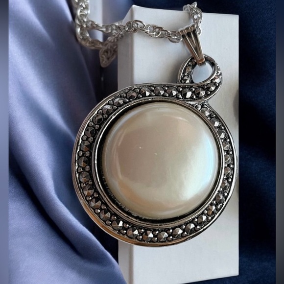 Vintage Ornate Silver Tone & White Pearlish Pendant Necklace - Picture 2 of 7